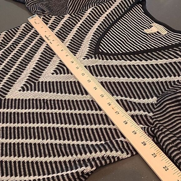 Dana Buchman sz L geometric design black and gray tunic top - Picture 5 of 10